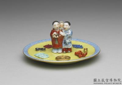 图片[3]-Incense stick holder in the shape of the Twin Immortals of Union and Harmony with the Eight Treasures in famille rose on a yellow ground, Qing dynasty, Qianlong reign (1736-1795)-China Archive